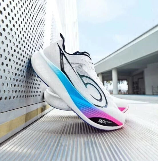 Qiaodan Feiying PB3 Plus - Branco com solado azul e rosa